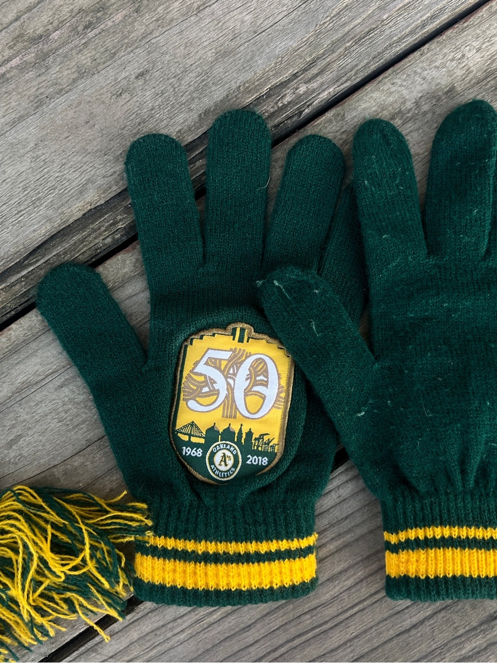 Oakland A’s 2018 50th Anniversary Scarf and Gloves - Picture 2 of 4